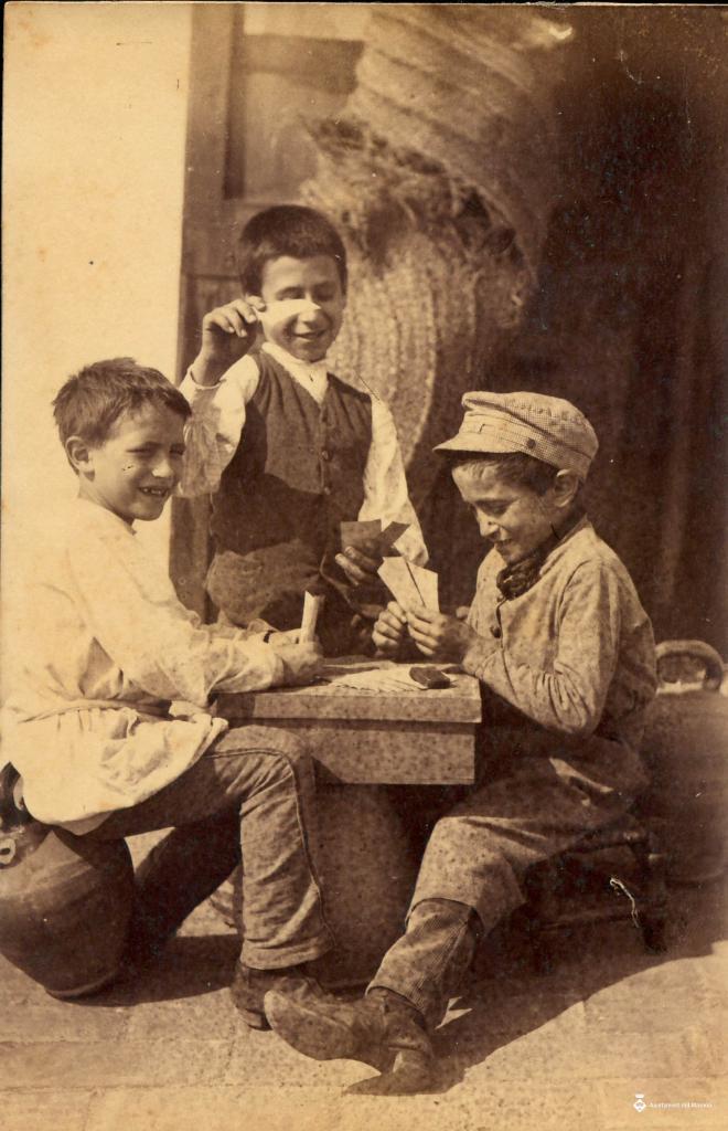 Tres nens jugant a cartes