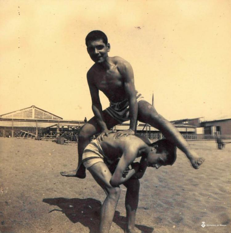 Dos homes jugant al burro a la platja