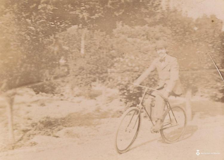 Ciclista per un camí