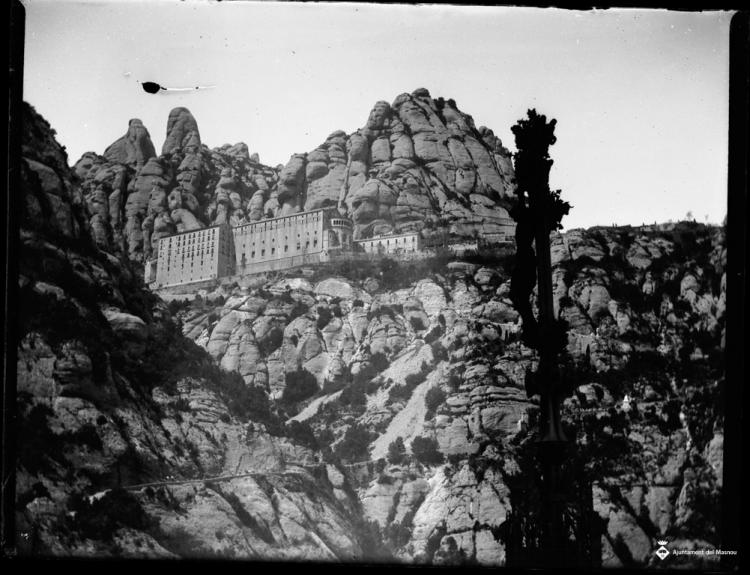 Vista de la muntanya de Montserrat i el Monestir