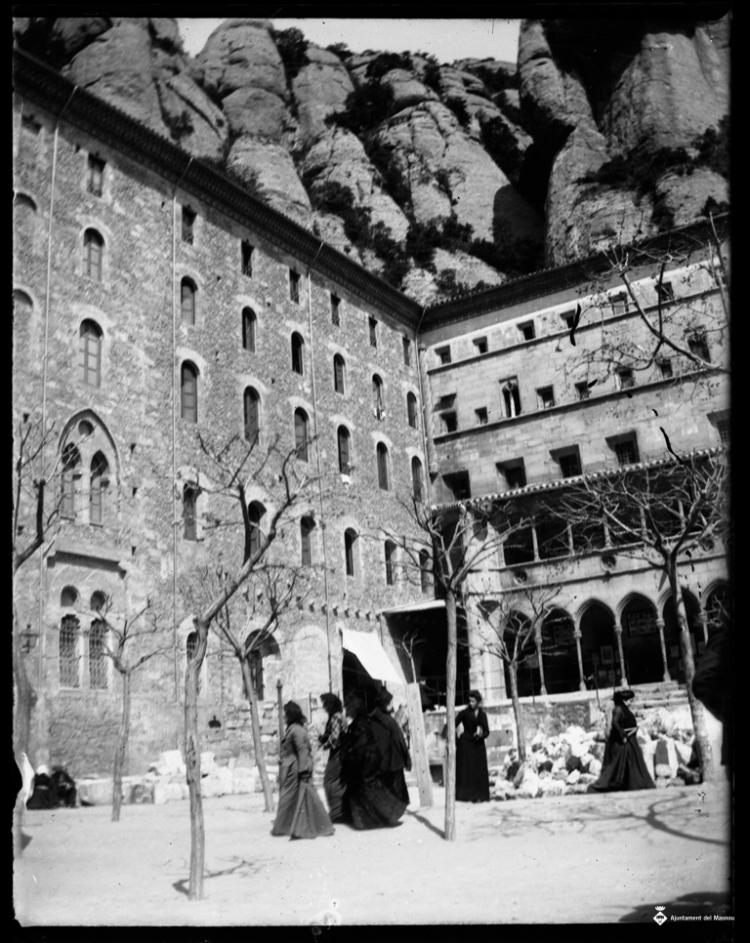 Dones a la plaça del monestir de Montserrat