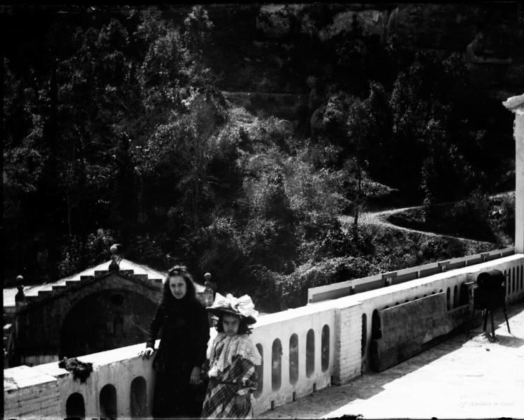 Una dona amb una nena al Monestir de Montserrat
