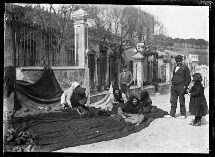 Dones adobant les xarxes de pescar