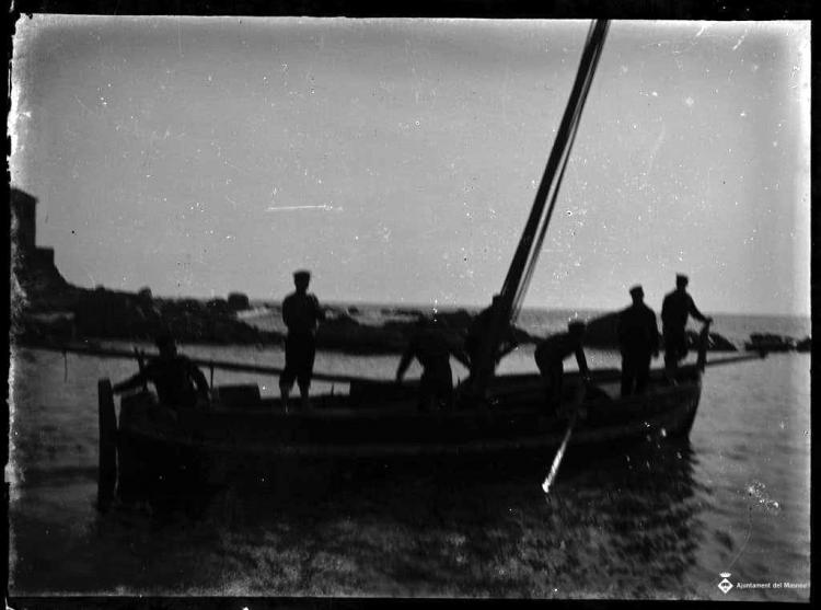 Barca de pesca navegant
