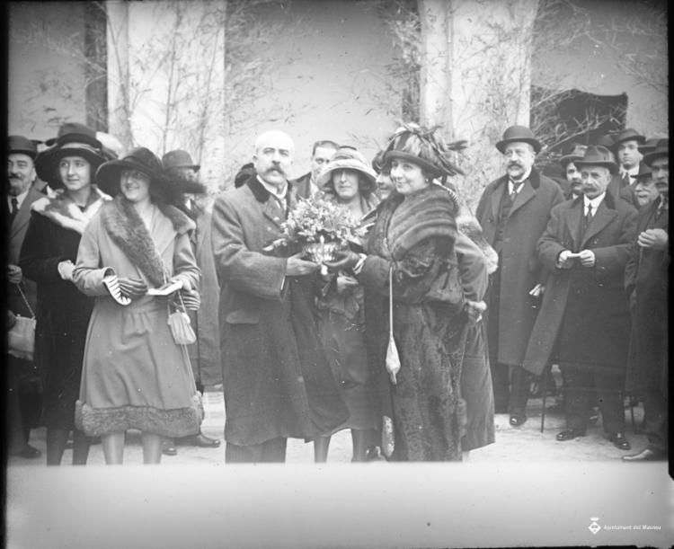 Joan Llampallas entregant una florera de plata a Marcel·lina Monteys