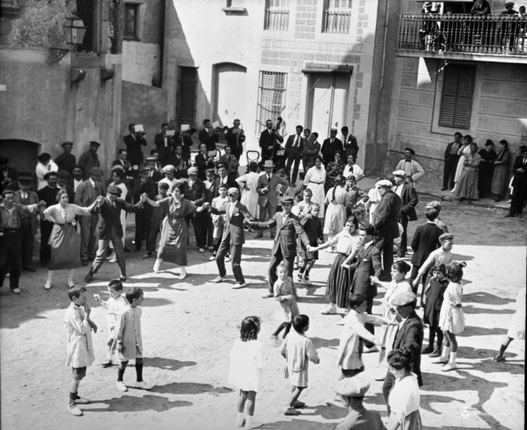 Ballada de sardanes a la Plaça de la Llibertat