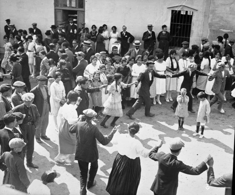 Ballada de sardanes a la Plaça de la Llibertat