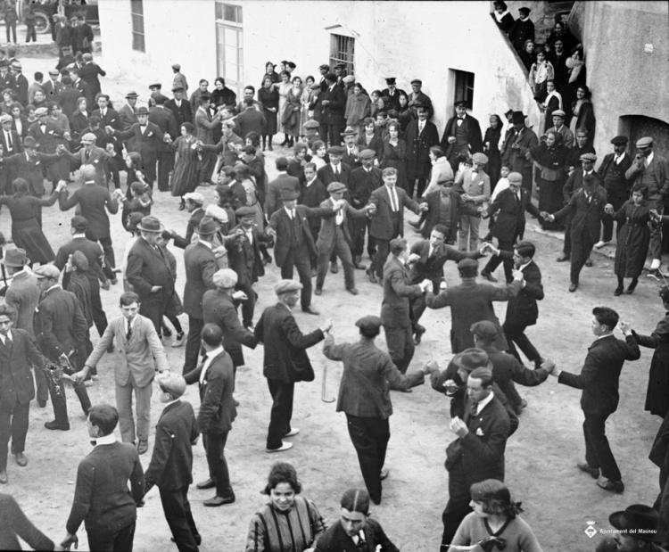 Ballada de sardanes a la Plaça de la Llibertat