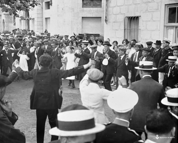 Ballada de sardanes a la carretera de Barcelona