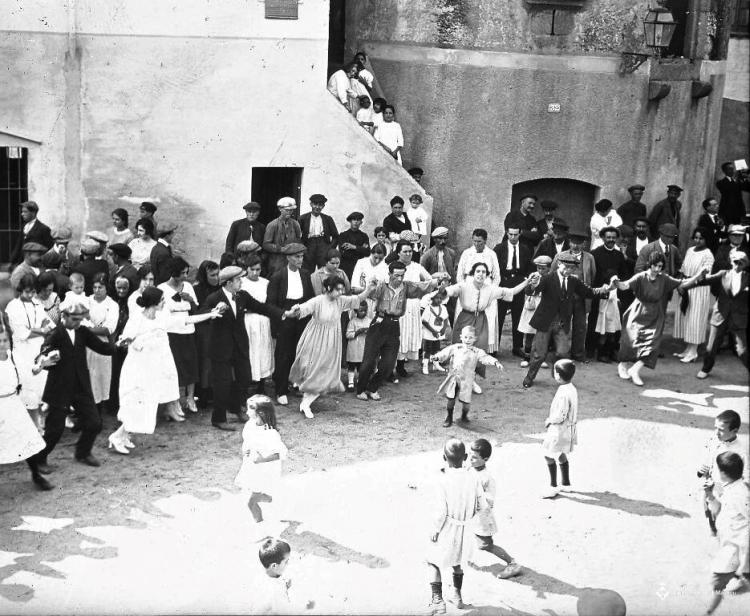 Ballada de sardanes a la plaça de la Llibertat