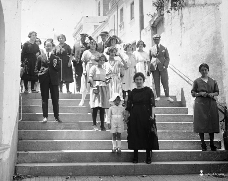 Grup de persones drets en unes escales