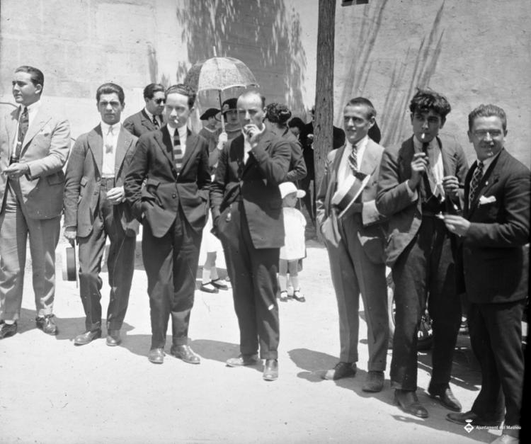 Grup d'homes a la sortida de l'església