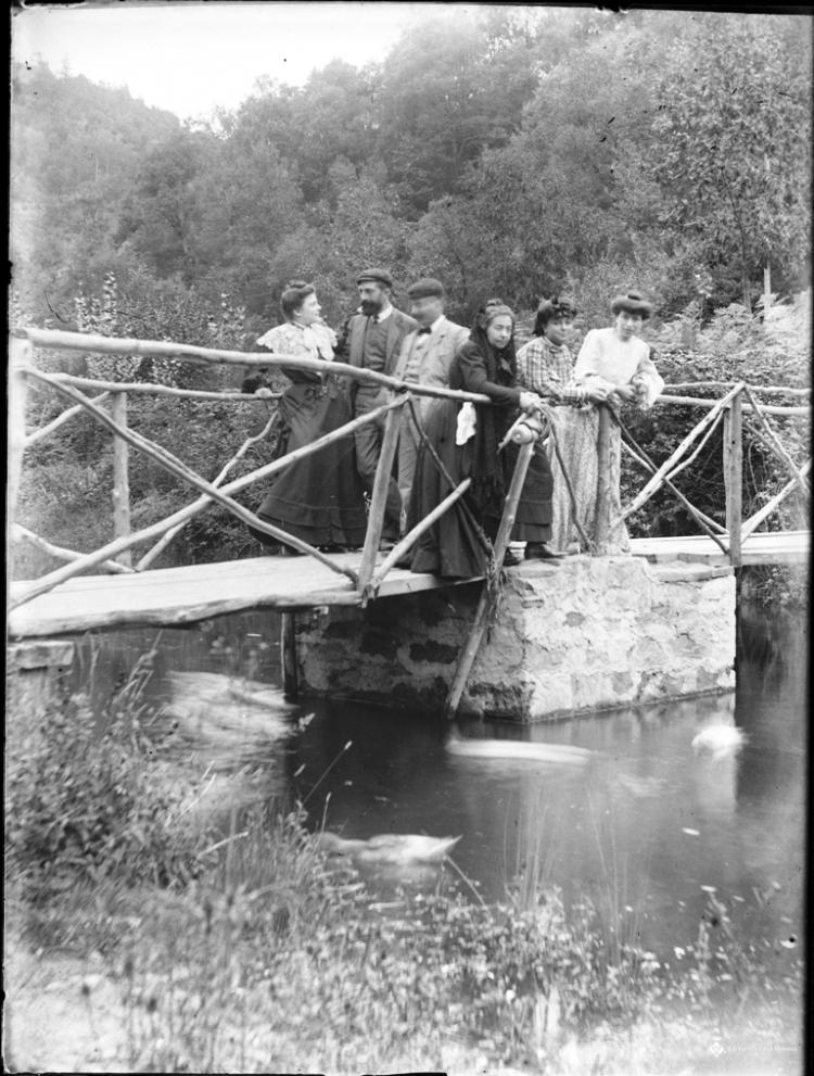 Grup de persones sobre un pont de fusta