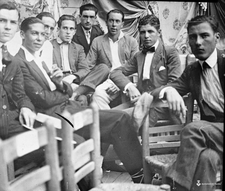 Un grup de nois asseguts a l'envelat