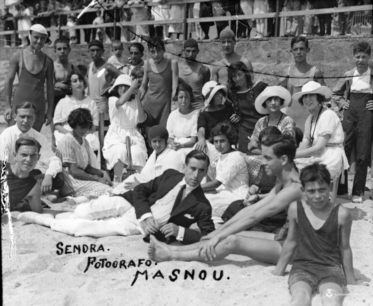 Grup de nois i noies a la platja del Masnou