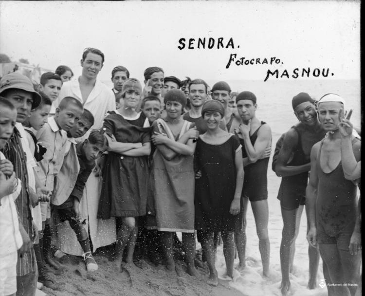 Grup de nois i noies a la platja del Masnou