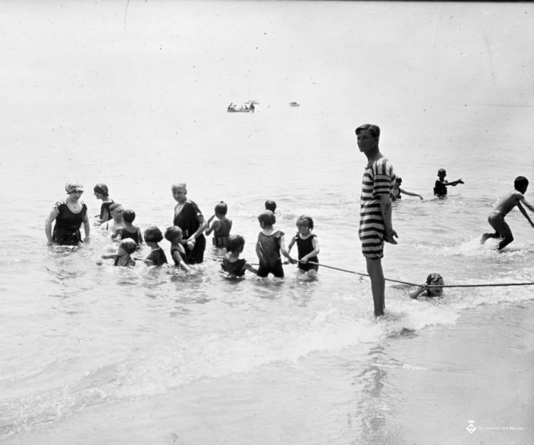 Grup de nens jugant a la vora del mar a la platja del Masnou