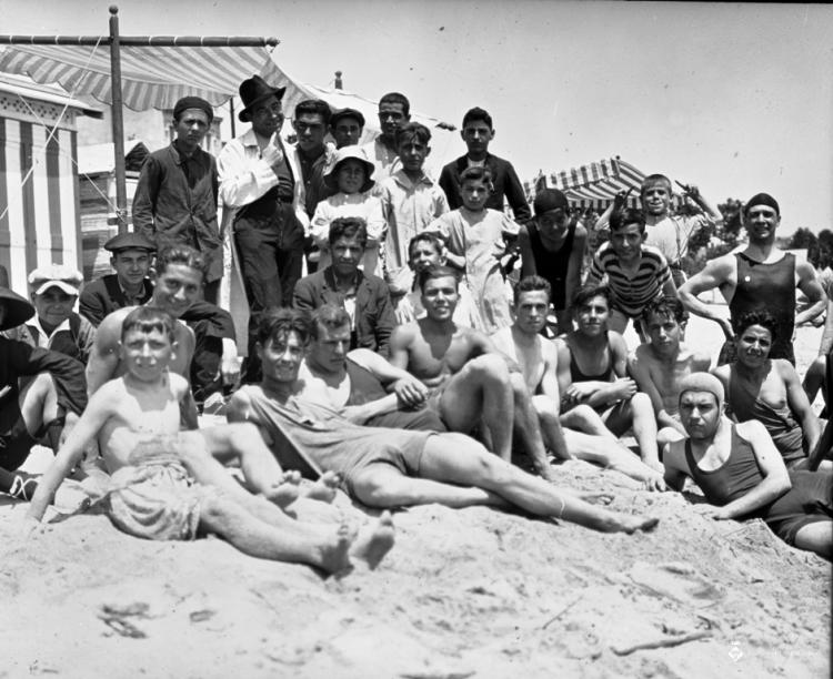 Grup de nois i nens a la platja del Masnou