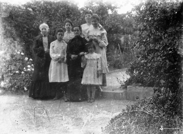 Retrat d'una família drets en un jardí
