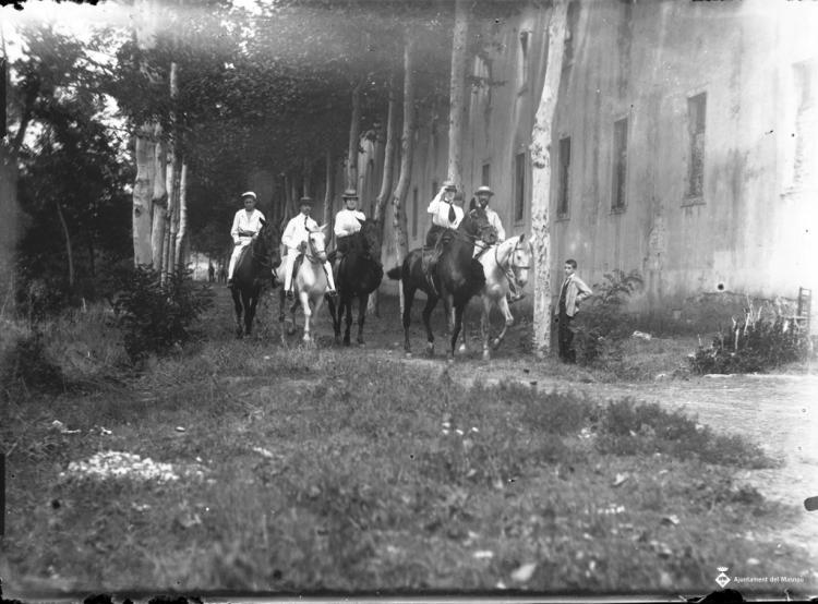 Família Pla muntant a cavall