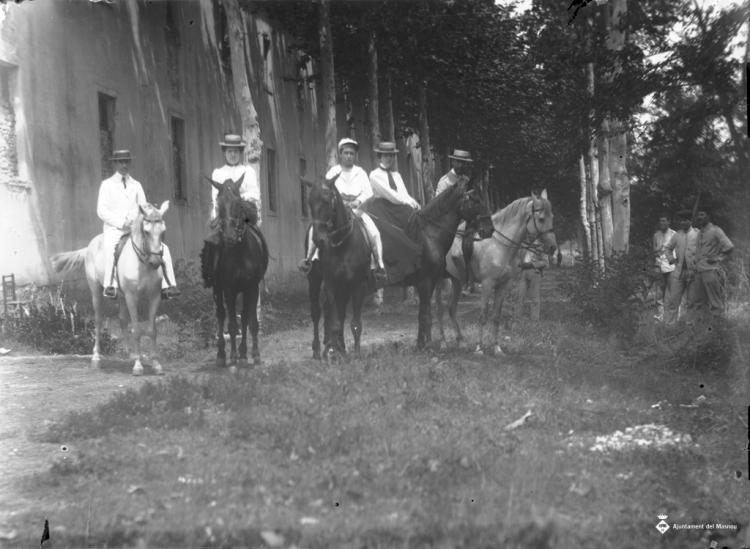 Família Pla muntant a cavall