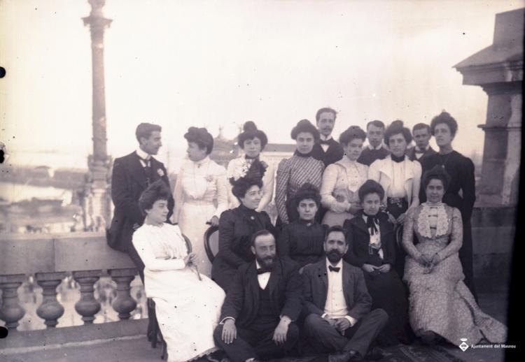 Retrat d'un grup en una terrassa