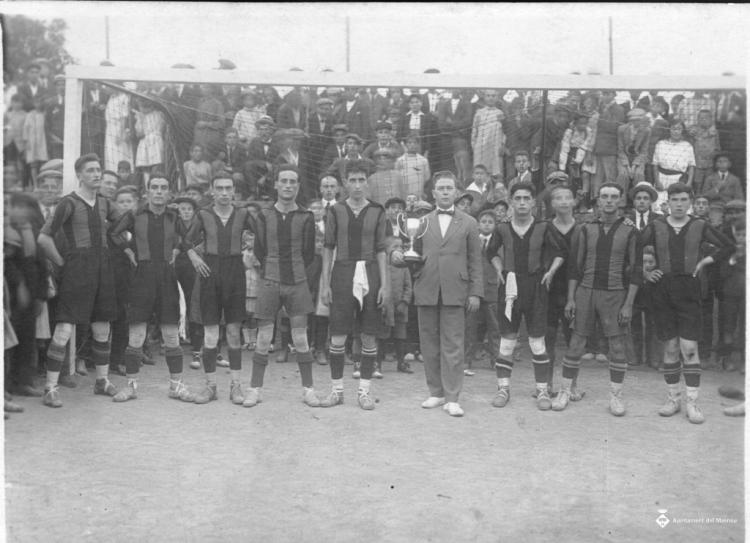 Equip de futbol Iluro guanyador de la copa Sendra durant la Festa Major