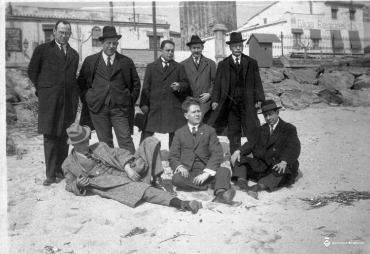 Grup de vuit homes a la platja del Masnou