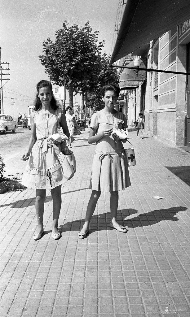 Dues noies el Dia de la Creu Roja