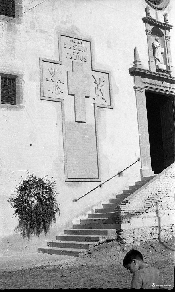 Creu del caiguts a la façana de l'església de Sant Pere