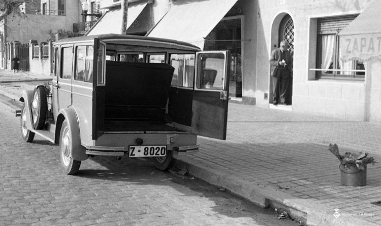 Cotxe amb matrícula Z-8020 al camí Ral