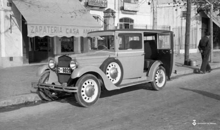 Taxi d'en Quirse (cotxe Fiat?) aparcat a la carretera de Barcelona