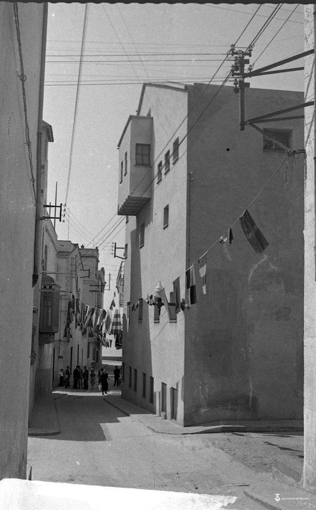 Carrer engalanat durant la inauguració de la Calàndria