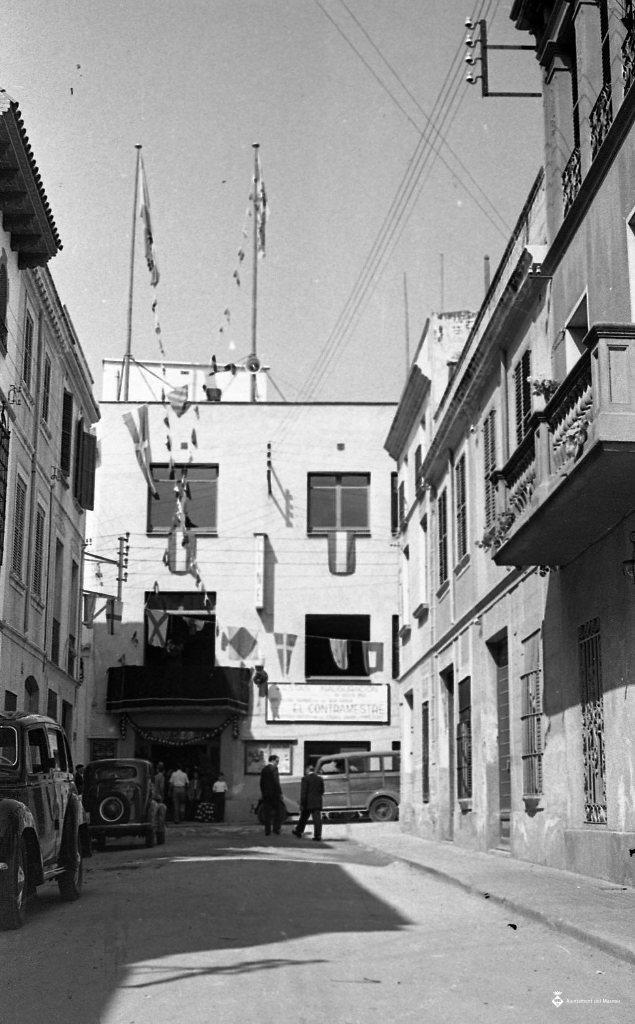 Carrer engalanat durant la inauguració de la Calàndria