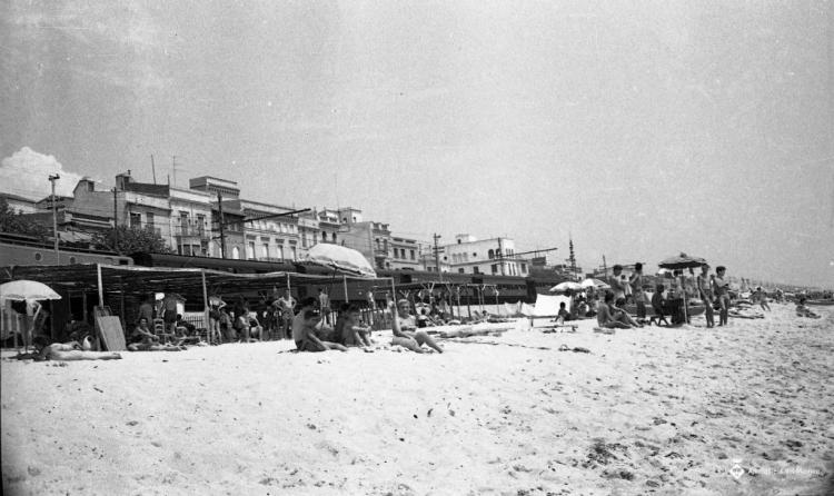 Platja amb banyistes