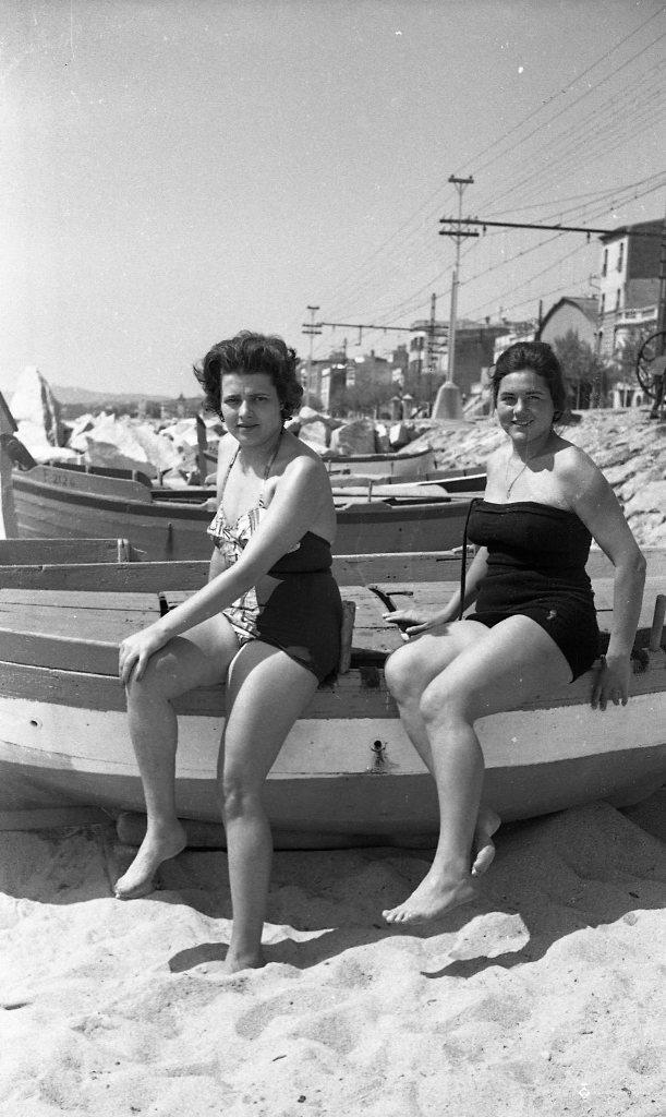 Gent a la platja amb barca