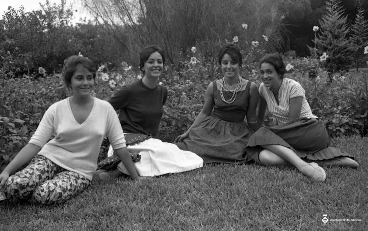 Noies de la secció femenina a l'Alberg