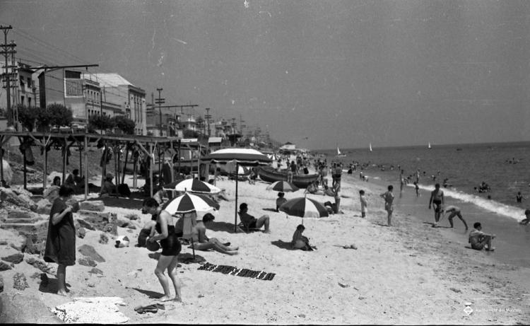 Platja amb banyistes