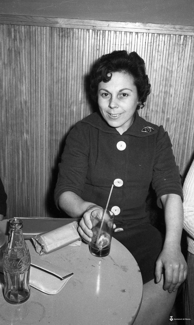 Dona en un bar