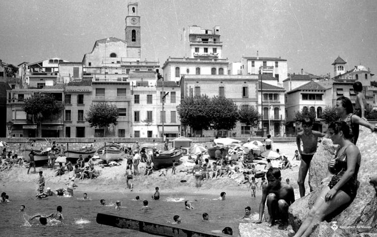Platja, banyistes, espigó