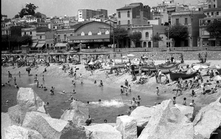 Platja, banyistes, espigó