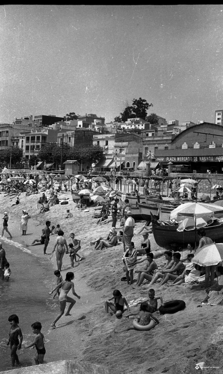 Platja, banyistes, espigó