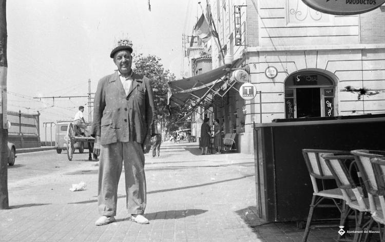 Emilio dels Ous? entre del bar La Cala i el Casinet