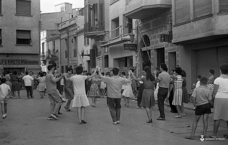 Ballada de sardanes a la plaça de la Llibertat