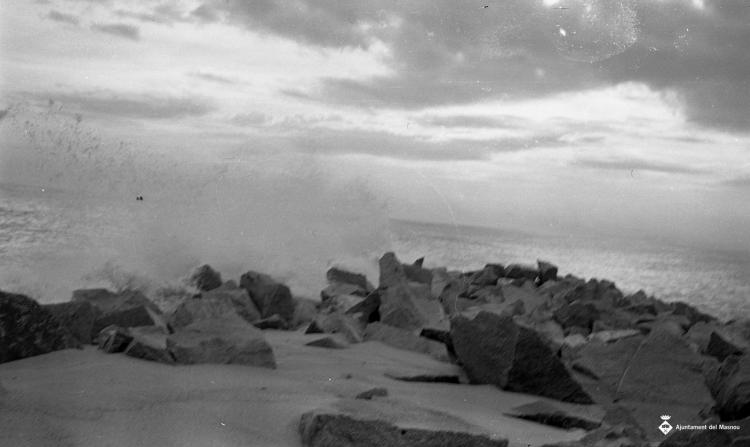 Platja i espigó durant un temporal