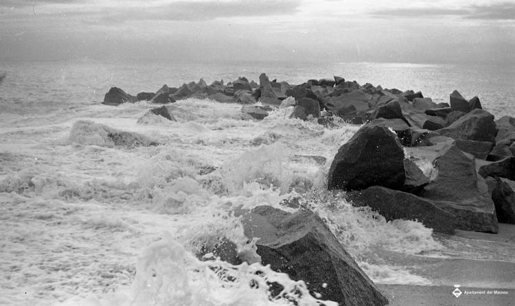 Platja i espigó durant un temporal
