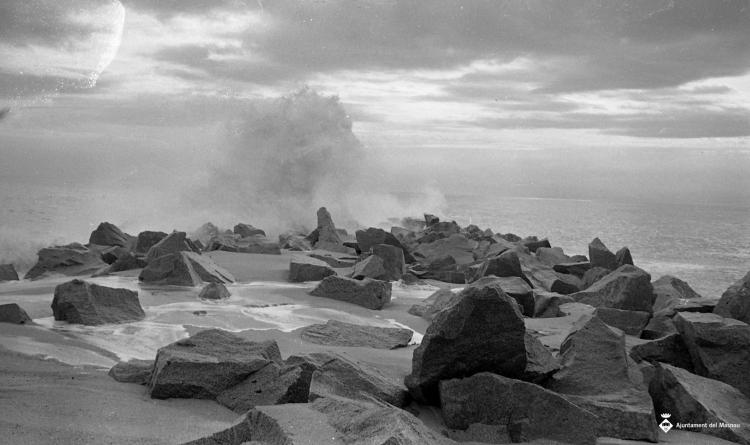 Platja i espigó durant un temporal