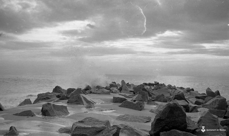 Platja i espigó durant un temporal