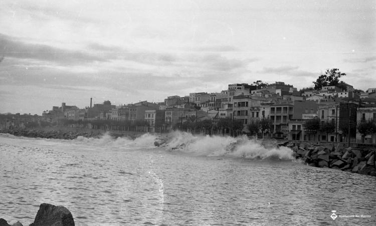 Platja i espigó durant un temporal