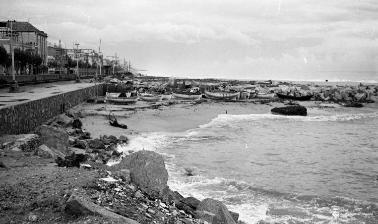 Platja i espigó durant un temporal